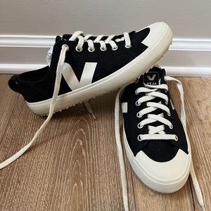 VEJA Nova Canvas Black Pierre  - size 8